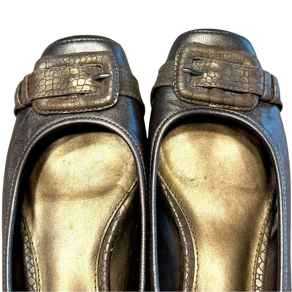 Bandolino Crome Antique Gold Leather Buckle Detail Closed Toe Flats Size 7 - Picture 3 of 12